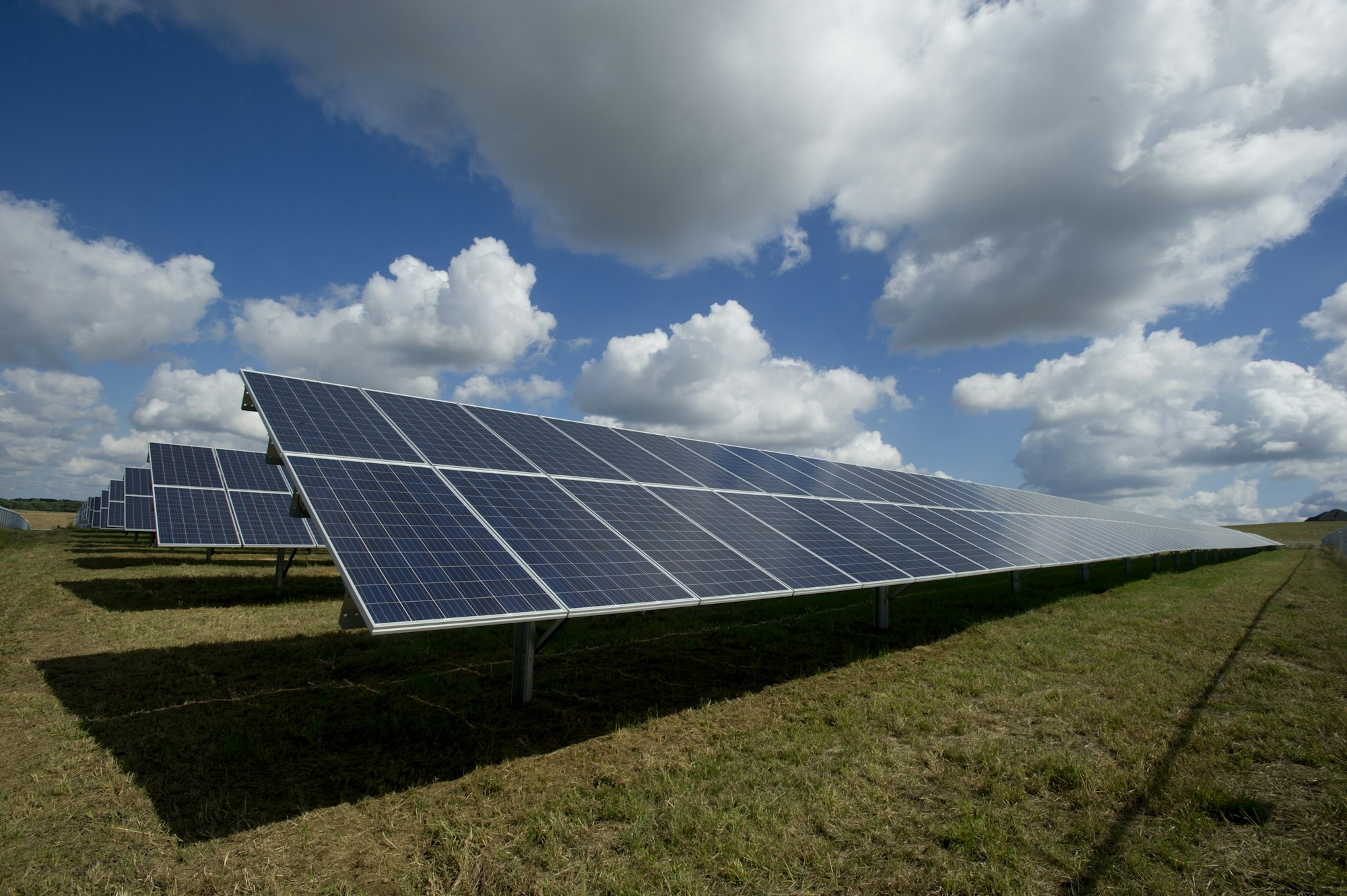 Panouri fotovoltaice care captează energia soarelui